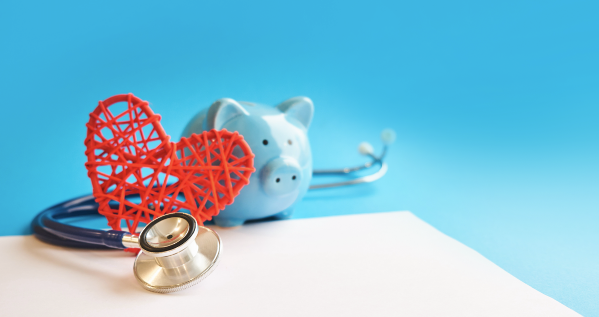 Hucha con estetoscopio aislada sobre fondo azul.