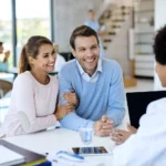 Una pareja feliz en consulta con un médico en una clínica.