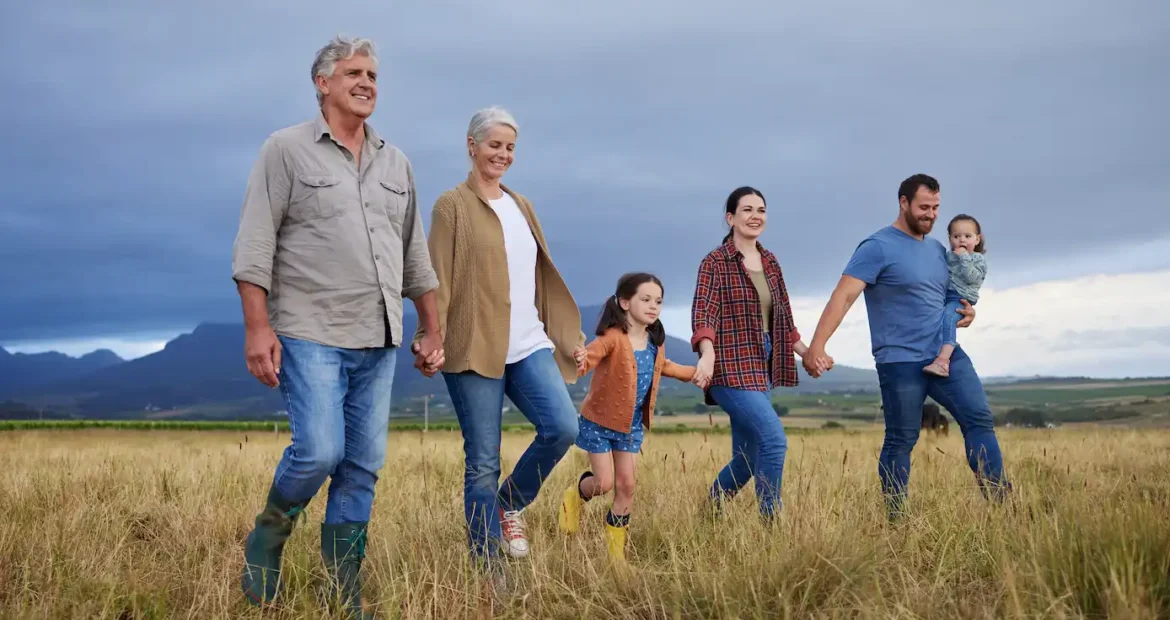 Imagen de una gran familia feliz paseando por el campo.