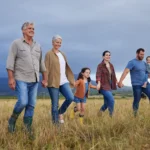 Imagen de una gran familia feliz paseando por el campo.