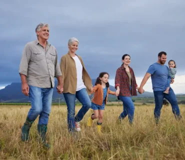 Imagen de una gran familia feliz paseando por el campo.