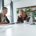 Autónomo reunido con asesor revisando documentos o contrato.